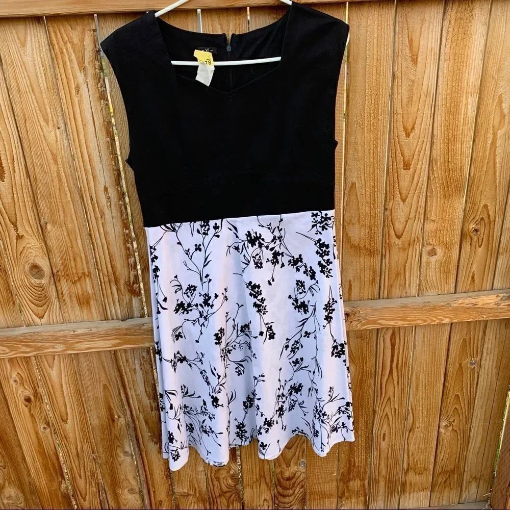 Gorgeous black top floral bottom dress 50’s style size xl zip up